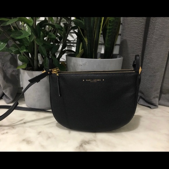 Marc Jacobs Supple Group Leather Crossbody Bag 2024 www.alhudapk